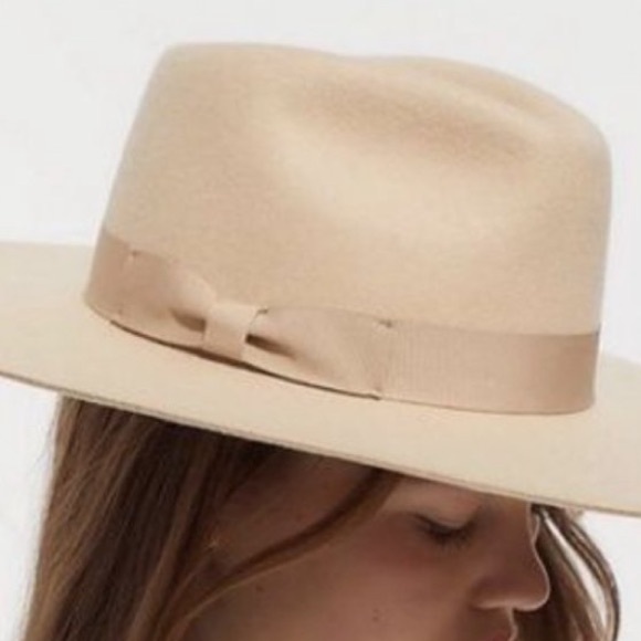 NWOT New Urban Outfitters
Elegant Retro Felt Fedora Wide
Brim Hat - Picture 4 of 7